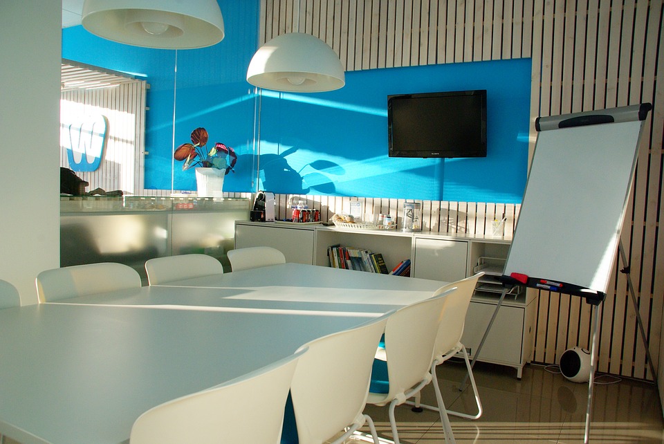 Kreatywne przestrzenie firmowe – czy warto kupować u producenta mebli biurowych?